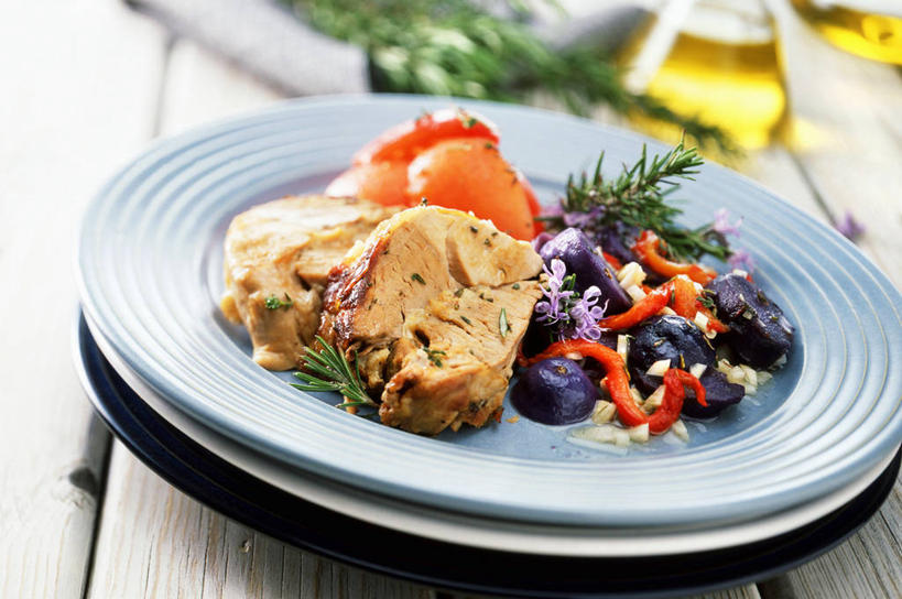 无人,横图,俯视,室内,特写,白天,餐桌,桌子,蔬菜,土豆,西红柿,餐具,叶子,阴影,朦胧,模糊,新鲜,装饰,反射,碟子,盘,影子,肉,食品,绿叶,羊肉,肉类,食物,一个,盘子,碟,嫩叶,摄影,有机食品,绿色食品,影棚,单个,餐台,华丽,修饰,点缀,配菜,肉食,羊腿,馍馍蛋,衬托,美观,雅致,雅观,叶,叶片,洋芋,洋柿子,山药蛋,马铃薯,柑仔蜜,番茄,臭柿,彩图,高角度拍摄,影棚拍摄,拍摄,羊腿肉,六月柿,喜报三元