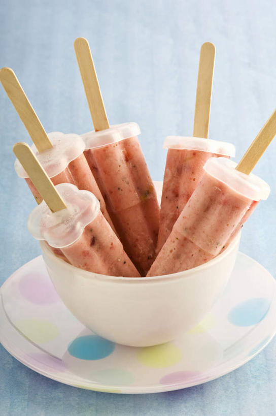 无人,竖图,俯视,室内,特写,白天,餐桌,桌子,餐具,五个,许多,阴影,蓝色背景,反射,碟子,棍子,盘,影子,陶瓷,陶瓷制品,清凉,棒冰,冰棍,一个,盘子,容器,碟,碗,冷饮,舒服,摄影,影棚,单个,餐台,储藏,解暑,冰棒,储存,解渴,舒爽,消暑,冰条,彩图,高角度拍摄,影棚拍摄,拍摄,贮存