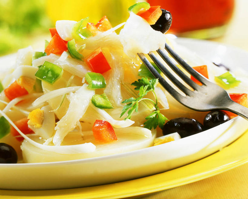 无人,横图,俯视,室内,特写,白天,餐桌,桌子,橄榄,蔬菜,土豆,洋葱,餐具,水果,阴影,朦胧,模糊,新鲜,反射,叉子,碟子,盘,影子,生食,沙拉,食品,果实,色拉,沙律,食物,两个,盘子,碟,摄影,有机食品,绿色食品,影棚,餐台,色拉酱,黑橄榄,玉葱,千岛酱,乌橄榄,餐叉,乌榄,馍馍蛋,油橄榄,荷兰葱,进餐用具,青果,白榄,圆葱,洋芋,洋葱头,山药蛋,球葱,马铃薯,葱头,彩图,高角度拍摄,影棚拍摄,拍摄,蔬果沙拉