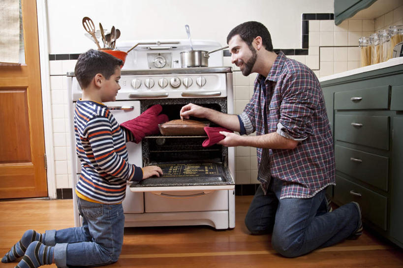 西方人,儿童,两个人,家庭,父亲,儿子,跪,笑,微笑,露齿笑,横图,室内,白天,侧面,烹饪,纯洁,安全,厨房,地板,柜子,厨具,欧洲,欧洲人,阴影,服装,反射,电器,烤炉,烤箱,影子,勺子,防护,地面,储物柜,隔热手套,微波炉手套,注视,休闲装,木地板,小孩,衣服,手套,调羹,汤匙,观察,看,休闲,温暖,温馨,父子,一家人,休闲服,父爱,可爱,童年,童趣,服饰,观看,保护,和睦,察看,家电,家用电器,储存,关注,炊具,童真,烂漫,无邪,烹饪用具,厨房手套,隔热,储备,蕴藏,贮备,天真,男孩,男人,男性,中年男性,白种人,孩子,年轻人,烹调用具,跪着,烹调,彩图,全身,灶间,融洽,贮存,小家电,男生