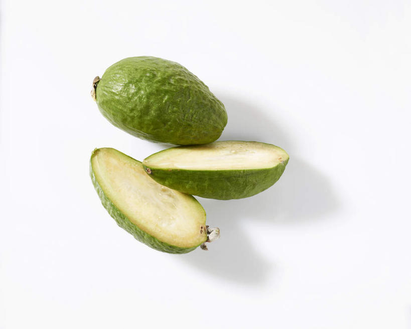 无人,横图,俯视,室内,特写,白天,白色背景,餐桌,桌子,水果,切开,阴影,新鲜,反射,影子,生食,食品,果实,芭乐,食物,绿色,切,番石榴,摄影,有机食品,绿色食品,影棚,餐台,剖面,切面,拔子,番石榴子,彩图,高角度拍摄,影棚拍摄,拍摄