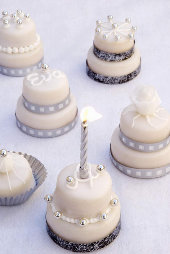 点心,无人,竖图,俯视,室内,特写,白天,白色背景,热情,餐桌,桌子,火,蜡烛,许多,阴影,反射,光线,火焰,影子,烛光,食品,燃烧,文化,食物,糕点,排列,生日蛋糕,点燃,祈祷,许愿,摄影,影棚,餐台,纪念,祈求,摆列,平安,彩图,高角度拍摄,影棚拍摄,拍摄,布列,分列,蛋糕