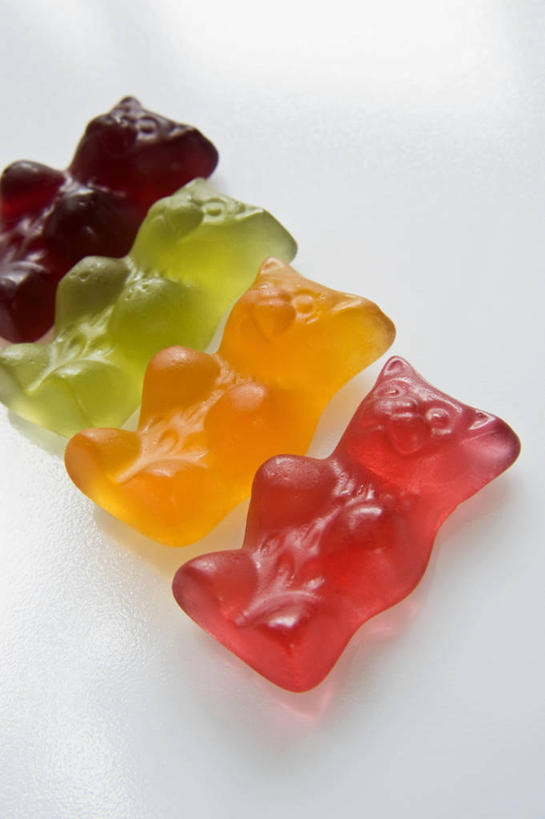 无人,竖图,俯视,室内,特写,白天,白色背景,餐桌,桌子,一排,阴影,整齐,反射,影子,食品,糖,糖果,甜点,甜品,褐色,软糖,橡皮糖,食物,排列,黄色,红色,绿色,甜食,四个,摄影,影棚,餐台,队列,彩图,高角度拍摄,影棚拍摄,拍摄