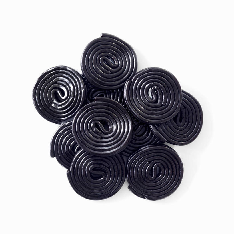 无人,方图,俯视,室内,特写,白天,白色背景,餐桌,桌子,一堆,许多,阴影,堆叠,堆积,反射,影子,食品,糖,糖果,甜点,甜品,很多,食物,黑色,甜食,摄影,影棚,餐台,堆,甘草糖,彩图,高角度拍摄,影棚拍摄,拍摄,盐甘草糖