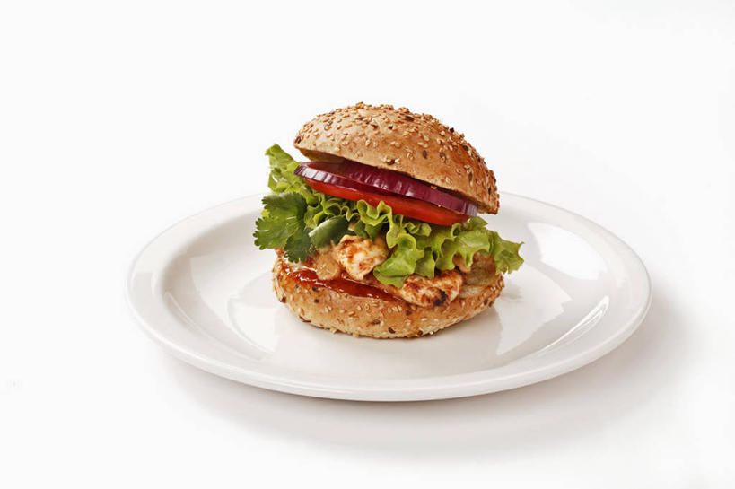 点心,面包,无人,横图,俯视,室内,特写,白天,白色背景,烹饪,西餐,餐桌,桌子,蔬菜,西红柿,餐具,阴影,新鲜,反射,碟子,盘,影子,生菜,莴苣,调料,鸡肉,酱料,酱汁,肉,佐料,汉堡,料理,食品,面点,调味品,调味料,酱,菜肴,美食,肉类,食物,糕点,一个,盘子,碟,快餐,西式,摄影,佳肴,有机食品,绿色食品,影棚,单个,餐台,肉食,西式快餐,垃圾食品,春菜,鹅仔菜,莴仔菜,千金菜,叶用莴苣,洋柿子,柑仔蜜,番茄,臭柿,彩图,高角度拍摄,影棚拍摄,拍摄,沙嗲酱,六月柿,喜报三元