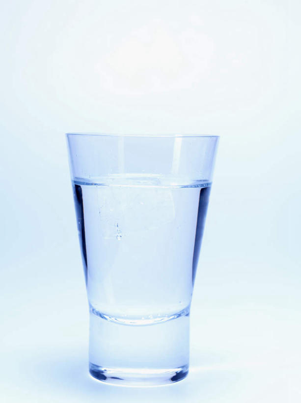 无人,竖图,室内,特写,白天,白色背景,正面,水,杯子,阴影,反射,液体,影子,一杯,饮用水,纸制品,矿泉水,摄影,影棚,纸杯,一次性杯子,蒸馏水,彩图,影棚拍摄,拍摄