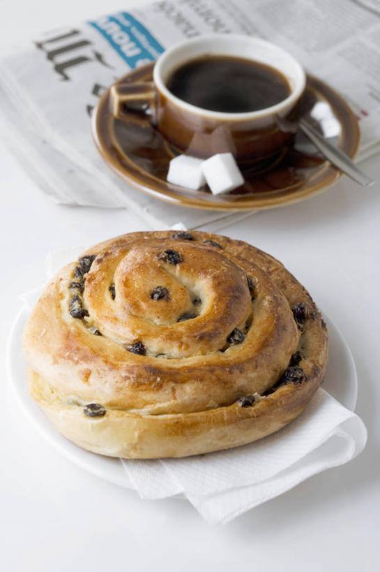 点心,面包,咖啡,无人,竖图,俯视,室内,特写,白天,白色背景,阅读,幸福,餐桌,桌子,葡萄,报纸,杯子,餐具,学习,阴影,反射,瓷器,碟子,盘,影子,食品,面点,咖啡杯,陶瓷制品,娱乐,食物,糕点,饮料,一个,盘子,餐巾,碟,看,享受,休闲,温馨,葡萄干,放松,乐趣,浏览,摄影,影棚,单个,餐台,提神,舒适,瓷杯,醒脑,软饮料,乌珠木,保洁方巾,口布,山葫芦,蒲桃,草龙珠,彩图,高角度拍摄,影棚拍摄,拍摄,松软,酥软,丹麦面包,起酥起层面包