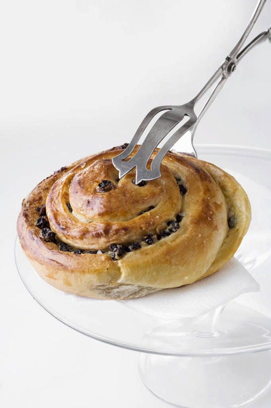 点心,面包,无人,竖图,俯视,室内,特写,白天,白色背景,餐桌,桌子,葡萄,餐具,阴影,反射,叉子,刀叉,刀子,影子,食品,面点,食物,糕点,一个,葡萄干,摄影,影棚,单个,餐台,餐刀,餐叉,乌珠木,进餐用具,山葫芦,蒲桃,草龙珠,彩图,高角度拍摄,影棚拍摄,拍摄,松软,酥软,丹麦面包,起酥起层面包