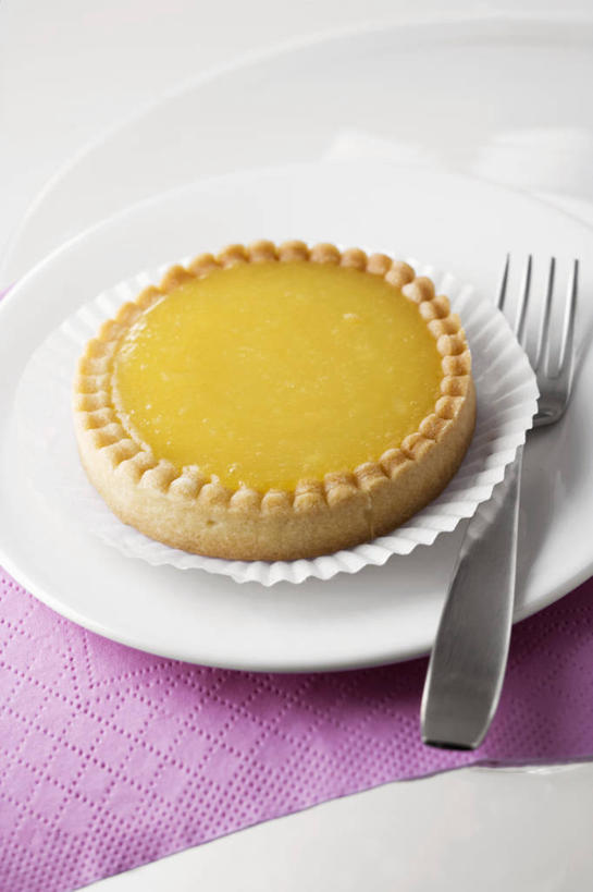 面食,无人,竖图,俯视,室内,特写,白天,烹饪,西餐,餐桌,桌子,餐具,一把,阴影,反射,叉子,碟子,盘,影子,料理,食品,面点,菜肴,美食,食物,一个,白色,盘子,碟,西式,摄影,佳肴,影棚,单个,餐台,派,餐叉,柠檬派,进餐用具,彩图,高角度拍摄,影棚拍摄,拍摄