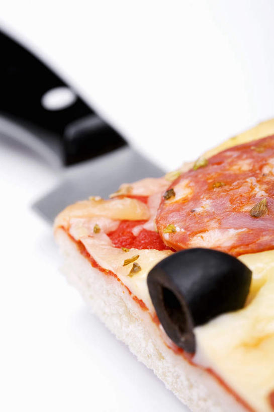 无人,竖图,俯视,室内,特写,白天,白色背景,烹饪,西餐,桌面,桌子,一块,阴影,朦胧,模糊,反射,木制,影子,料理,食品,披萨,匹萨,刀具,菜肴,美食,食物,木制品,刀,快餐,西式,摄影,佳肴,影棚,比萨,西式快餐,垃圾食品,意大利薄饼,披萨刀,比萨刀,比萨轮刀,轮刀,匹萨刀,匹萨轮刀,彩图,高角度拍摄,影棚拍摄,拍摄,披萨轮刀