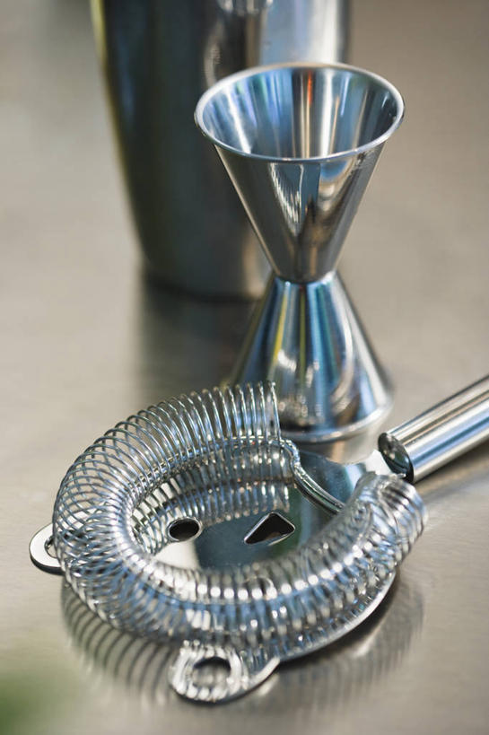 无人,竖图,俯视,室内,特写,白天,餐桌,桌子,静物,金属制品,阴影,反射,金属,滤器,影子,勺子,调酒器,一个,摄影,影棚,单个,餐台,调酒壶,漏勺,调酒瓶,雪克杯,雪克壶,摇酒壶,摇酒器,彩图,高角度拍摄,影棚拍摄,拍摄