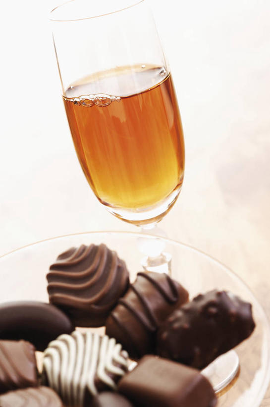 葡萄酒,无人,竖图,俯视,室内,特写,白天,白色背景,餐桌,桌子,杯子,许多,阴影,反射,高脚杯,影子,食品,糖,糖果,甜点,甜品,红酒杯,酒类,一杯,玻璃制品,酒,食物,饮料,一个,酒杯,甜食,巧克力,摄影,影棚,单个,餐台,朱古力,葡萄酒杯,加强葡萄酒,加强型葡萄酒,雪利酒,玻璃杯,彩图,高角度拍摄,影棚拍摄,拍摄