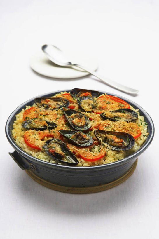 无人,竖图,俯视,室内,特写,白天,白色背景,烹饪,西餐,餐桌,桌子,蔬菜,贝壳,厨具,一把,许多,阴影,新鲜,反射,炖锅,锅子,影子,勺子,陶瓷,料理,食品,陶瓷制品,锅,菜肴,美食,食物,调羹,汤匙,西式,摄影,佳肴,有机食品,绿色食品,影棚,河蚌,餐台,锅具,蚌,烹饪用具,水蚌,贝类外壳,软体动物外壳,烹调用具,烹调,彩图,高角度拍摄,影棚拍摄,拍摄