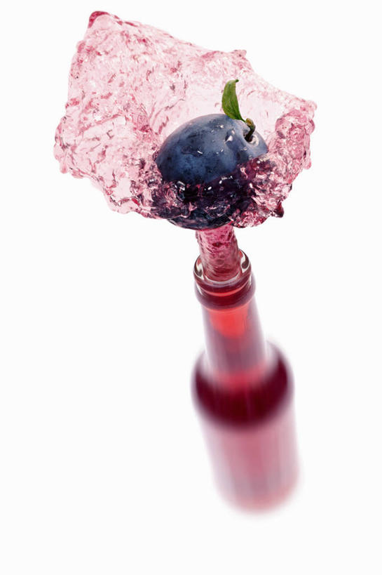 果汁,无人,竖图,俯视,室内,特写,白天,白色背景,数码,科技,李子,水果,阴影,新鲜,反射,网络,影子,生食,食品,果实,饮品,高光,几何,计算机图形,合成,玻璃制品,食物,饮料,一个,玻璃瓶,瓶子,有机食品,绿色食品,单个,酸梅汁,电脑合成图,数码合成图,合成图,可口,写实,具体,具象,红李,鸡血李,杏李,适口,彩图,高角度拍摄