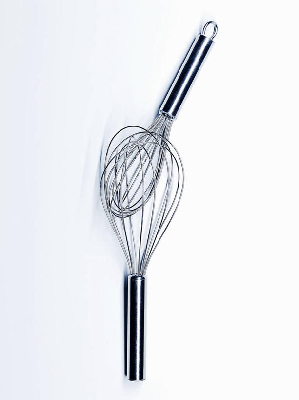 无人,竖图,室内,特写,白天,白色背景,正面,烹饪,静物,厨具,金属制品,阴影,反射,金属,影子,两个,打蛋器,搅拌器,摄影,影棚,烹饪用具,手动打蛋器,烹调用具,烹调,彩图,影棚拍摄,拍摄