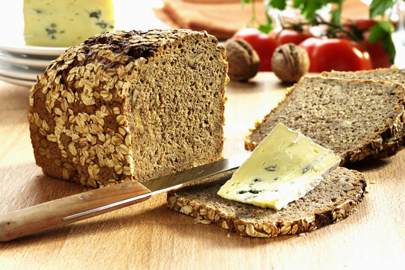 点心,面包,奶酪,无人,横图,俯视,室内,特写,白天,餐桌,桌子,餐具,阴影,反射,碟子,工具,盘,影子,核桃,干酪,起司,食品,坚果,面点,果实,刀具,燕麦,芝士,营养,食物,糕点,白色,盘子,碟,刀,干果,乳酪,摄影,影棚,餐台,乳制品,餐刀,发酵,蓝纹奶酪,胡桃,玉麦,羌桃,斯提耳顿干酪,铃铛麦,裸燕麦,雀麦,野麦,莜麦,彩图,高角度拍摄,影棚拍摄,拍摄,燕麦面包