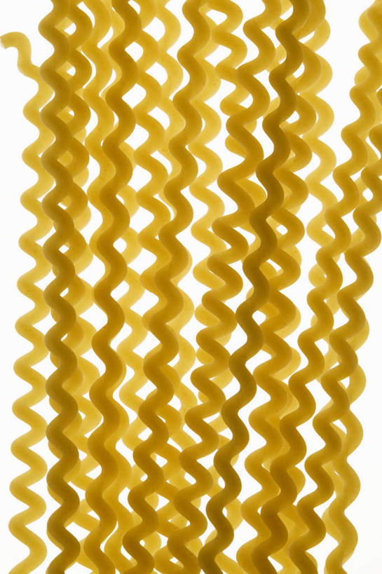 面食,面条,意大利面,无人,竖图,俯视,室内,特写,白天,白色背景,西餐,一排,许多,阴影,整齐,反射,影子,面,料理,食品,背光,食物,排列,黄色,西式,摄影,影棚,螺旋面,队列,逆光,彩图,高角度拍摄,影棚拍摄,拍摄