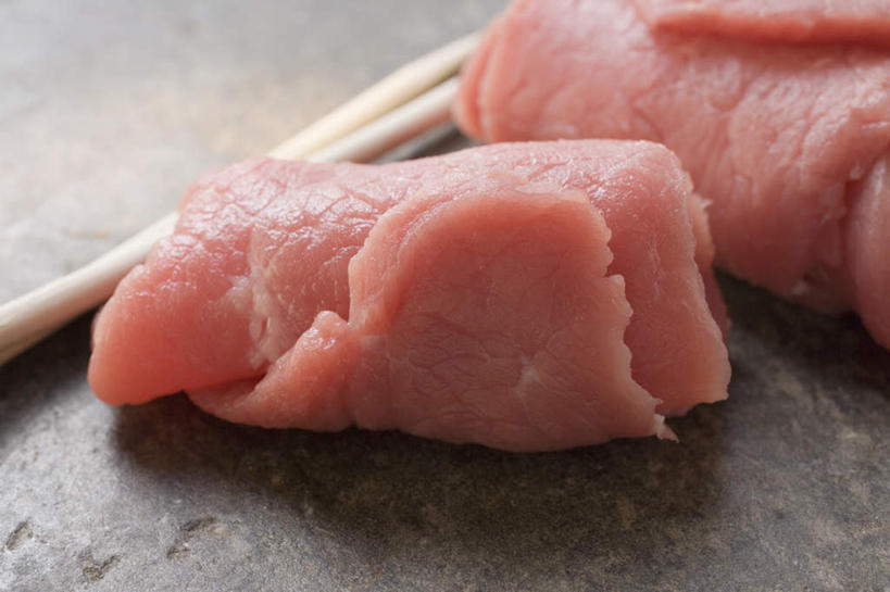 无人,横图,俯视,室内,特写,白天,餐桌,桌子,两块,阴影,反射,包裹,影子,肉,牛肉,肉类,竹签,摄影,影棚,餐台,肉食,取食签,彩图,高角度拍摄,影棚拍摄,拍摄