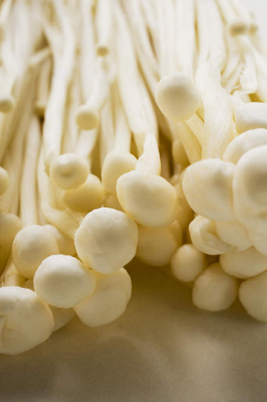 无人,竖图,俯视,室内,特写,白天,桌面,桌子,蔬菜,许多,阴影,朦胧,模糊,新鲜,反射,木制,影子,金针菇,菌菇,食品,很多,菌类,食物,木制品,食用菌,摄影,有机食品,绿色食品,影棚,构菌,金菇,毛柄金钱菌,银针菇,智力菇,彩图,高角度拍摄,影棚拍摄,拍摄