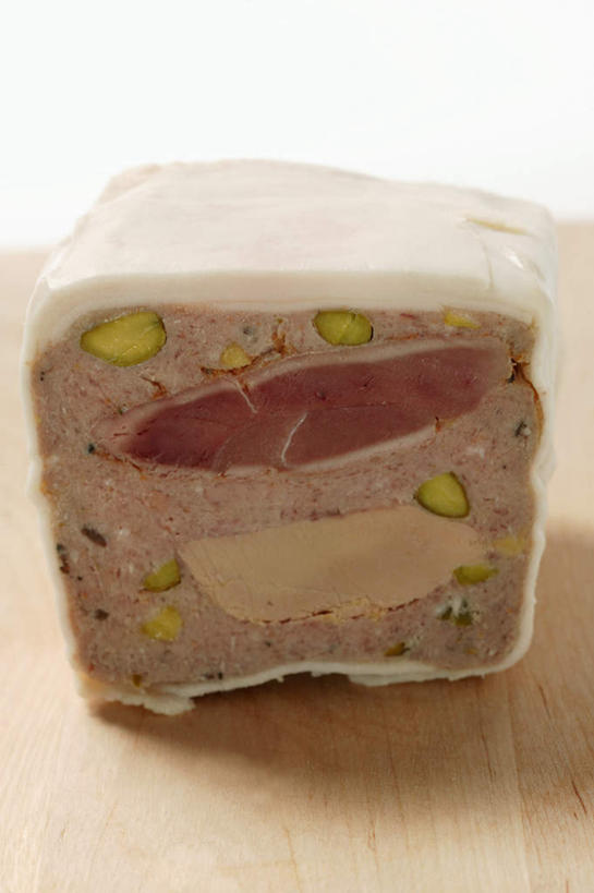 无人,竖图,俯视,室内,特写,白天,白色背景,烹饪,西餐,餐桌,桌子,阴影,反射,影子,肉,料理,食品,坚果,鸭肉,菜肴,美食,肉类,食物,干果,西式,摄影,佳肴,影棚,餐台,无名子,开心果,肉食,鹅肝酱,胡棒子,绿仁果,鹅肝,彩图,高角度拍摄,影棚拍摄,拍摄