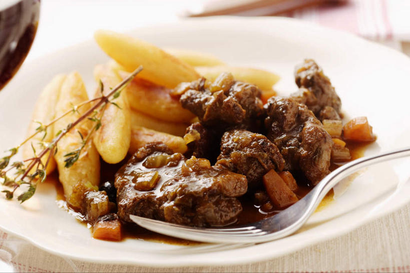 红酒,葡萄酒,无人,横图,俯视,室内,特写,白天,桌面,桌子,蔬菜,土豆,杯子,餐具,阴影,新鲜,反射,木制,布料,碟子,高脚杯,盘,影子,勺子,肉,食品,红酒杯,酒类,一杯,布纹,肉类,玻璃制品,酒,桌布,食物,饮料,一个,盘子,餐巾,酒杯,木制品,调羹,碟,台布,汤匙,红葡萄酒,摄影,有机食品,绿色食品,影棚,单个,葡萄酒杯,肉食,鹿肉,馍馍蛋,野味,玻璃杯,洋芋,山药蛋,马铃薯,彩图,高角度拍摄,影棚拍摄,拍摄