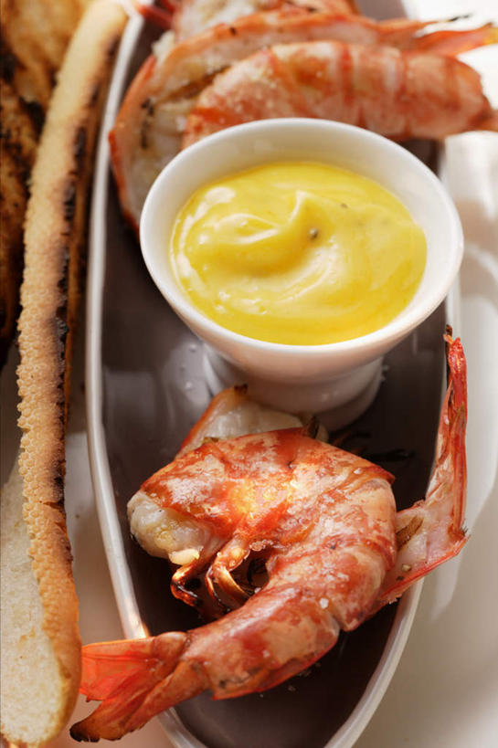 海鲜,无人,竖图,俯视,室内,特写,白天,白色背景,三只,阴影,反射,影子,陶瓷,调料,酱料,酱汁,虾,佐料,陶瓷制品,调味品,调味料,水产,酱,海洋生物,两个,容器,碗,摄影,影棚,储藏,储存,水生动物,海产品,水生物,海底动物,沙茶酱,老虎虾,彩图,高角度拍摄,影棚拍摄,拍摄,贮存