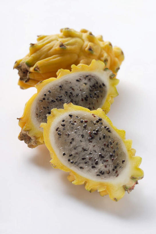 无人,竖图,俯视,室内,特写,白天,白色背景,餐桌,桌子,切开,阴影,反射,影子,火龙果,三个,黄色,切,青龙果,摄影,影棚,餐台,剖面,切面,麒麟果,彩图,高角度拍摄,影棚拍摄,拍摄