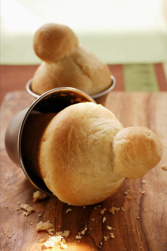 点心,面包,无人,竖图,俯视,室内,特写,白天,桌面,桌子,阴影,朦胧,模糊,反射,木制,烤盘,影子,食品,面点,案板,砧板,食物,糕点,两个,木制品,彩图,高角度拍摄