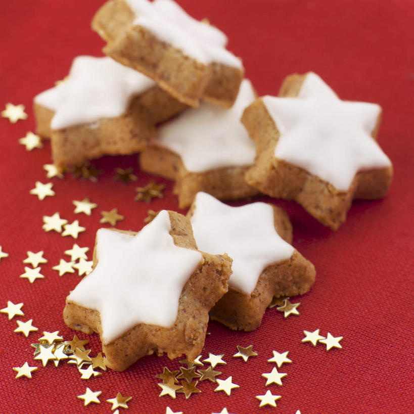 点心,无人,方图,俯视,室内,特写,白天,餐桌,桌子,圣诞节,一堆,许多,阴影,堆叠,堆积,红色背景,节日,庆祝,装饰,反射,影子,星星,食品,甜点,很多,文化,食物,糕点,饼干,甜食,零食,庆典,星形,摄影,影棚,餐台,纪念,堆,华丽,修饰,点缀,五角形,衬托,美观,雅致,雅观,装饰饼干,五角星,彩图,高角度拍摄,影棚拍摄,拍摄