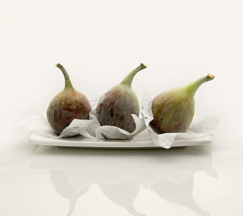 无人,横图,俯视,室内,特写,白天,白色背景,餐桌,桌子,无花果,餐具,水果,一排,阴影,新鲜,整齐,反射,碟子,盘,影子,生食,食品,果实,食物,排列,三个,一个,盘子,碟,摄影,有机食品,绿色食品,影棚,单个,餐台,队列,映日果,树地瓜,奶浆果,蜜果,彩图,高角度拍摄,影棚拍摄,拍摄