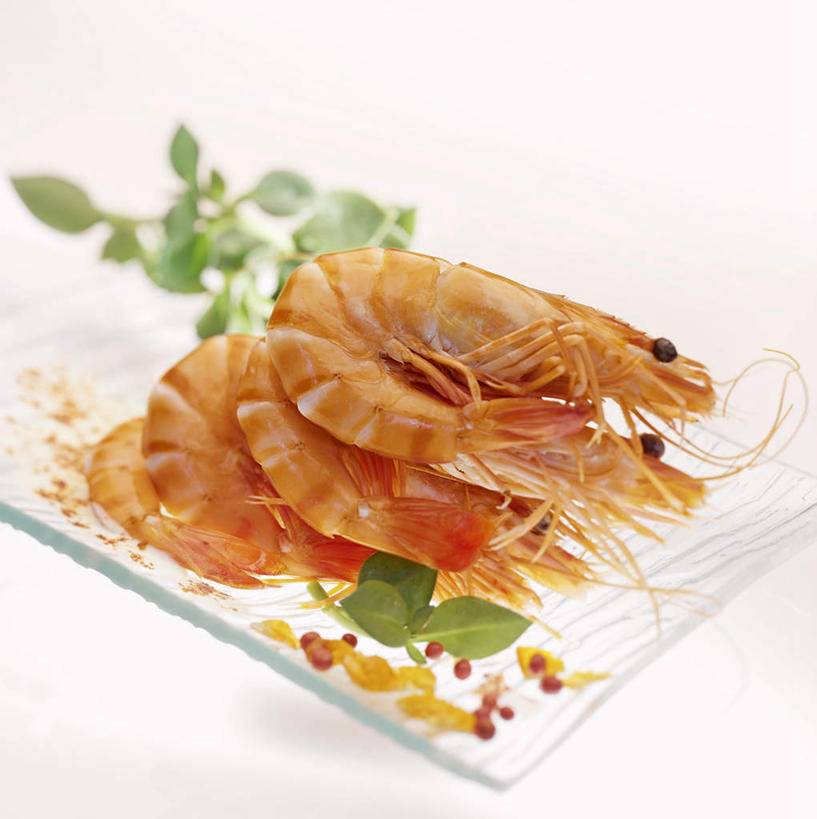 海鲜,无人,竖图,俯视,室内,特写,白天,白色背景,餐桌,桌子,餐具,叶子,一堆,阴影,堆叠,堆积,装饰,反射,碟子,盘,影子,虾,绿叶,水产,大虾,海洋生物,一个,盘子,碟,嫩叶,摄影,影棚,对虾,单个,餐台,堆,华丽,修饰,点缀,配菜,水生动物,海产品,水生物,海底动物,斑节虾,衬托,美观,雅致,雅观,东方对虾,中国对虾,叶,叶片,彩图,高角度拍摄,影棚拍摄,拍摄