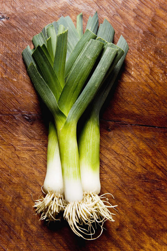 无人,竖图,俯视,室内,特写,白天,餐桌,桌子,蔬菜,叶子,一堆,许多,阴影,堆叠,堆积,棕色背景,新鲜,反射,影子,葱,青葱,食品,绿叶,食物,嫩叶,摄影,有机食品,绿色食品,影棚,餐台,堆,韭葱,叶,叶片,彩图,高角度拍摄,影棚拍摄,拍摄