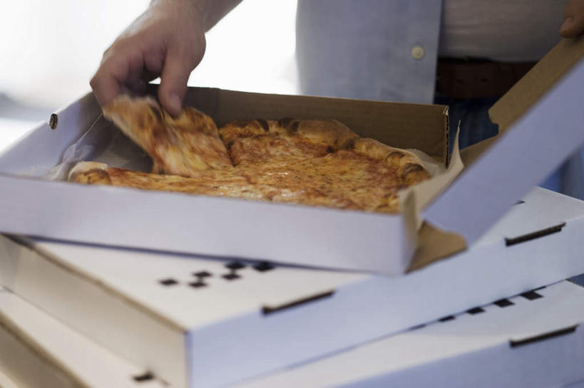 西方人,手,一个人,站,横图,俯视,室内,特写,白天,烹饪,西餐,桌面,桌子,欧洲,欧洲人,仅一个男性,仅一个人,一堆,握,堆叠,堆积,服装,朦胧,模糊,木制,纸盒,料理,食品,披萨,匹萨,拿,拿着,休闲装,菜肴,美食,盒子,食物,仅一个年轻男性,衣服,包装盒,木制品,快餐,站着,休闲,手部,休闲服,西式,握着,服饰,佳肴,堆,单手,撕开,比萨,西式快餐,垃圾食品,意大利薄饼,男人,男性,年轻男性,白种人,站立,半身,彩图,高角度拍摄