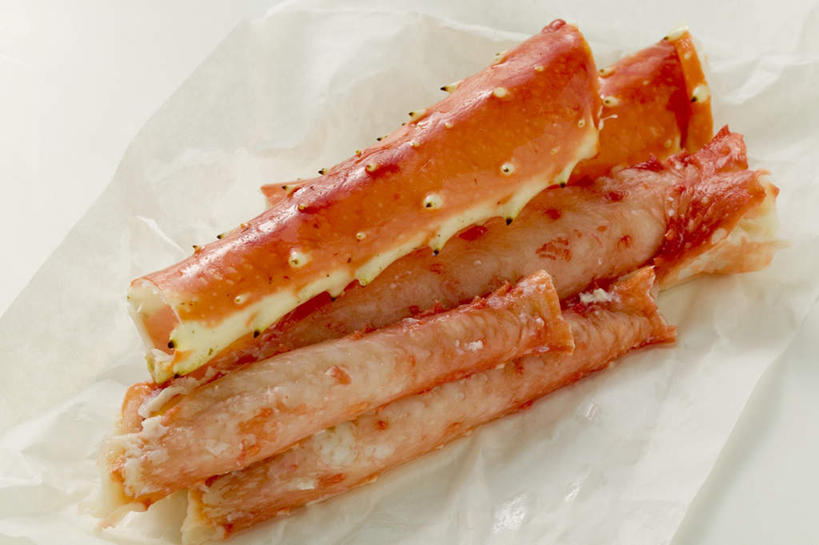 海鲜,无人,横图,俯视,室内,特写,白天,白色背景,桌面,桌子,阴影,反射,木制,包装,包装纸,影子,纸,纸张,帝王蟹,水产,海洋生物,红色,木制品,摄影,影棚,包装材料,牛皮纸,水生动物,海产品,水生物,海底动物,皇帝蟹,彩图,高角度拍摄,影棚拍摄,拍摄