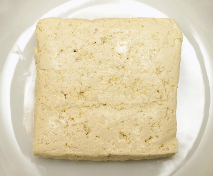 豆腐,无人,横图,俯视,室内,特写,白天,餐桌,桌子,餐具,一块,阴影,反射,碟子,盘,影子,盘子,碟,摄影,影棚,餐台,豆制品,彩图,高角度拍摄,影棚拍摄,拍摄