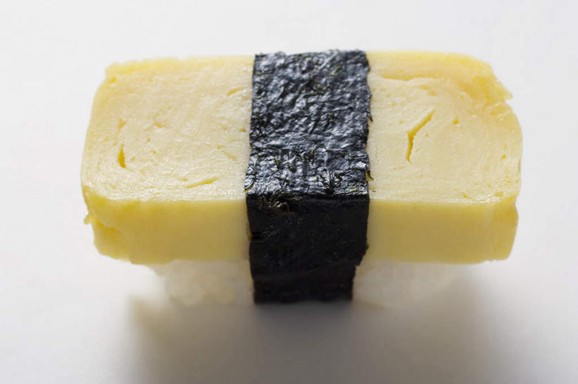 米饭,寿司,无人,横图,俯视,室内,特写,白天,白色背景,烹饪,餐桌,桌子,一堆,一块,许多,阴影,堆叠,堆积,反射,包裹,影子,蛋,谷类,谷物,海苔,鸡蛋,日本料理,料理,食品,蛋卷,饭,米,大米,菜肴,美食,食物,白色,日式料理,日式,摄影,佳肴,影棚,餐台,堆,五谷,手握寿司,醋饭,握寿司,押寿司,卵,四喜饭,彩图,高角度拍摄,影棚拍摄,拍摄