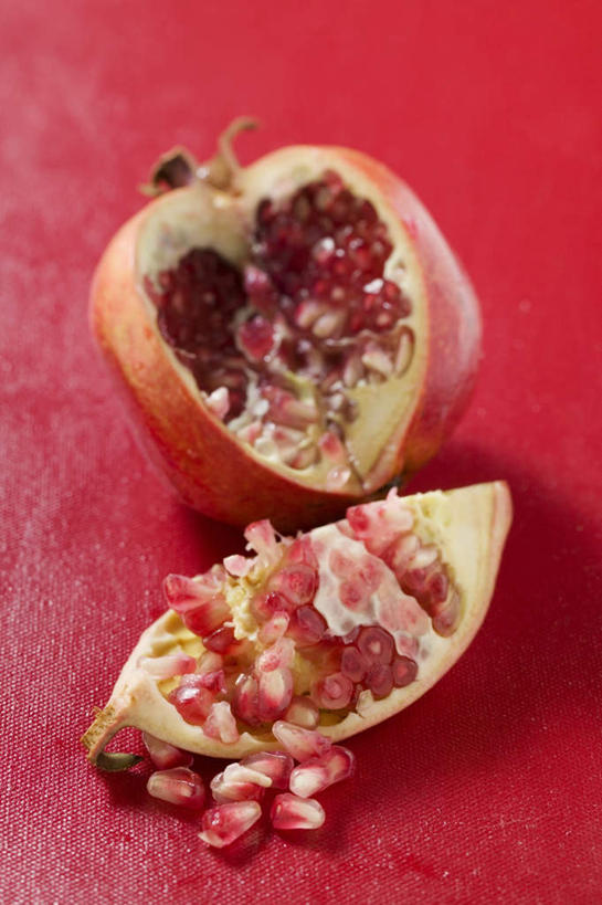 无人,竖图,俯视,室内,特写,白天,餐桌,桌子,石榴,水果,切开,阴影,红色背景,新鲜,反射,影子,生食,食品,果实,食物,一个,切,摄影,有机食品,绿色食品,影棚,单个,餐台,剖面,切面,石榴籽,涂林,若榴,金罂,金庞,丹若,安石榴,彩图,高角度拍摄,影棚拍摄,拍摄