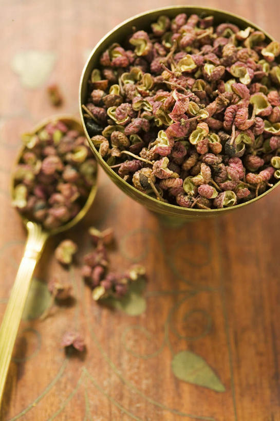 无人,竖图,俯视,室内,特写,白天,餐桌,桌子,阴影,反射,影子,勺子,陶瓷,青椒,调味,香料,佐料,陶瓷制品,一个,容器,调羹,汤匙,碗,摄影,影棚,单个,餐台,储藏,花椒,山椒,配料,储存,作料,大花椒,狗椒,红花椒,青花椒,蜀椒,香椒,红椒,彩图,高角度拍摄,影棚拍摄,拍摄,贮存