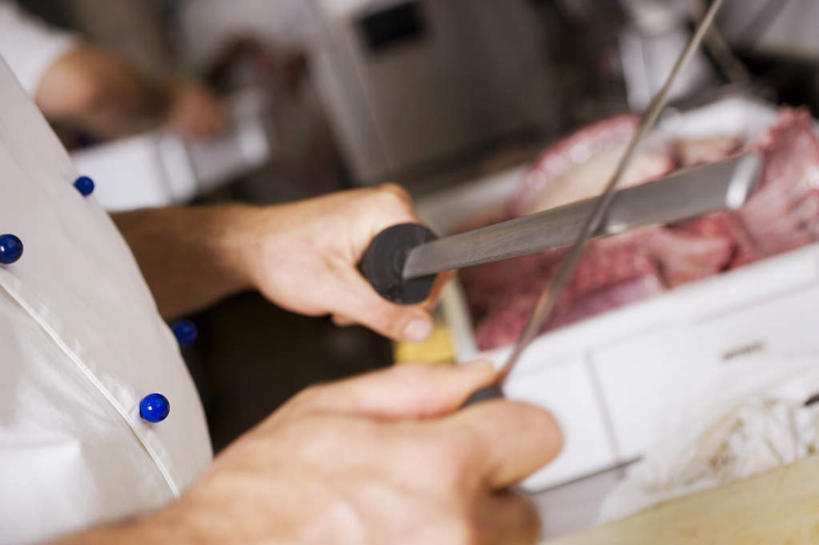 西方人,手,一个人,厨师,横图,俯视,室内,特写,白天,工作服,制服,餐桌,厨房,桌子,金属制品,欧洲,欧洲人,双手,仅一个男性,仅一个人,仅一个中年男性,一堆,许多,握,阴影,堆叠,堆积,朦胧,模糊,反射,金属,工具,影子,肉,刀具,肉类,白色,容器,刀,手部,握着,餐台,储藏,堆,储存,菜刀,磨刀,肉食,切菜刀,工作制服,男人,男性,中年男性,白种人,厨师长,厨子,大厨,主厨,半身,彩图,高角度拍摄,工作套服,灶间,贮存