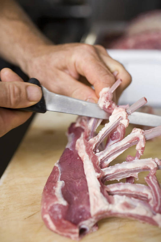 西方人,手,一个人,站,竖图,俯视,室内,特写,白天,厨房,金属制品,欧洲,欧洲人,双手,仅一个男性,仅一个人,一把,切开,化学,金属,工具,肉,案板,刀具,羊肉,肉类,刺激,砧板,仅一个年轻男性,刀,切,站着,手部,腐蚀,气体,菜刀,剖面,肉食,切面,切菜刀,无色,男人,男性,年轻男性,白种人,站立,半身,彩图,高角度拍摄,灶间,氨,氨气