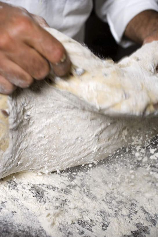 西方人,手,一个人,厨师,竖图,俯视,室内,特写,白天,工作服,制服,水,餐桌,厨房,桌子,欧洲,欧洲人,双手,仅一个男性,仅一个人,仅一个中年男性,握,阴影,朦胧,模糊,反射,粉末,液体,影子,大理石,水滴,面粉,面团,粮食,白色,手部,粉,握着,餐台,农产品,原材料,酥皮,粉状,大理石制品,工作制服,男人,男性,中年男性,白种人,厨师长,厨子,大厨,主厨,半身,彩图,高角度拍摄,工作套服,灶间