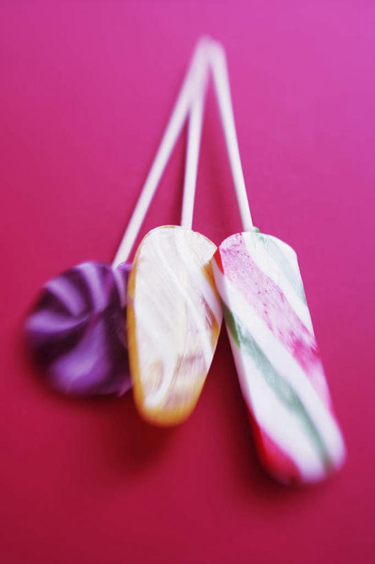 无人,竖图,俯视,彩色,室内,特写,白天,餐桌,桌子,一排,阴影,粉色背景,朦胧,模糊,整齐,反射,棒棒糖,影子,食品,糖,糖果,甜点,甜品,食物,排列,三个,甜食,摄影,影棚,餐台,队列,波板糖,彩图,高角度拍摄,影棚拍摄,拍摄