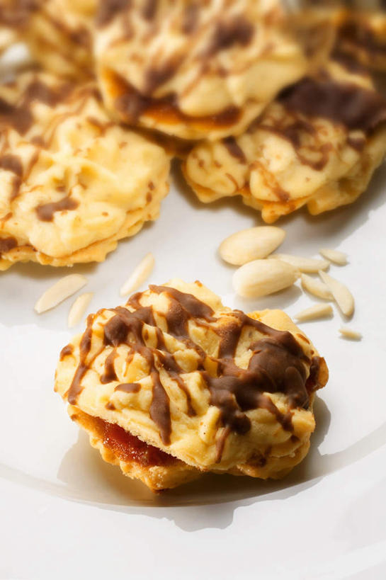 无人,竖图,俯视,室内,特写,白天,桌面,桌子,杏仁,阴影,朦胧,模糊,反射,粘稠,木制,影子,调料,酱料,酱汁,佐料,糖,调味品,调味料,酱,木制品,糖浆,黏稠,浓厚,杏子,杏梅仁,杏核仁,木落子,苦杏仁,彩图,高角度拍摄