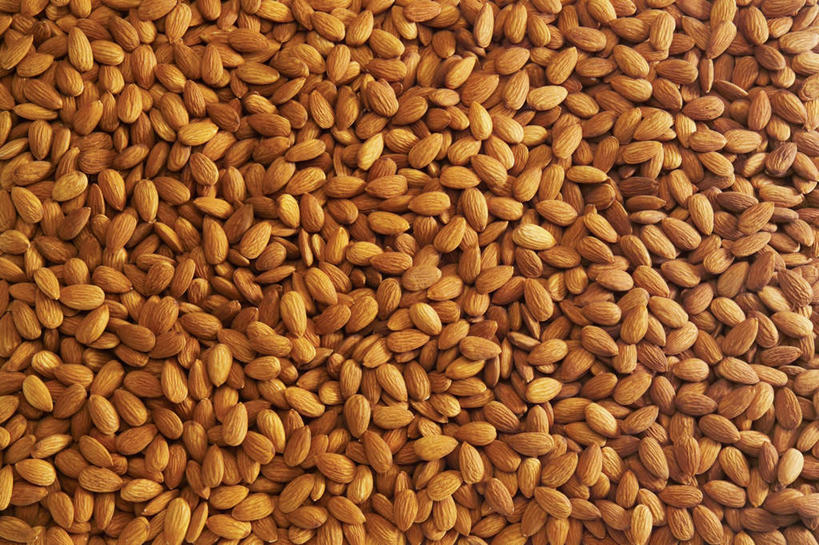 无人,横图,俯视,室内,特写,白天,桌面,桌子,杏仁,一堆,许多,阴影,堆叠,堆积,反射,木制,影子,很多,木制品,堆,杏子,杏梅仁,杏核仁,木落子,苦杏仁,彩图,高角度拍摄