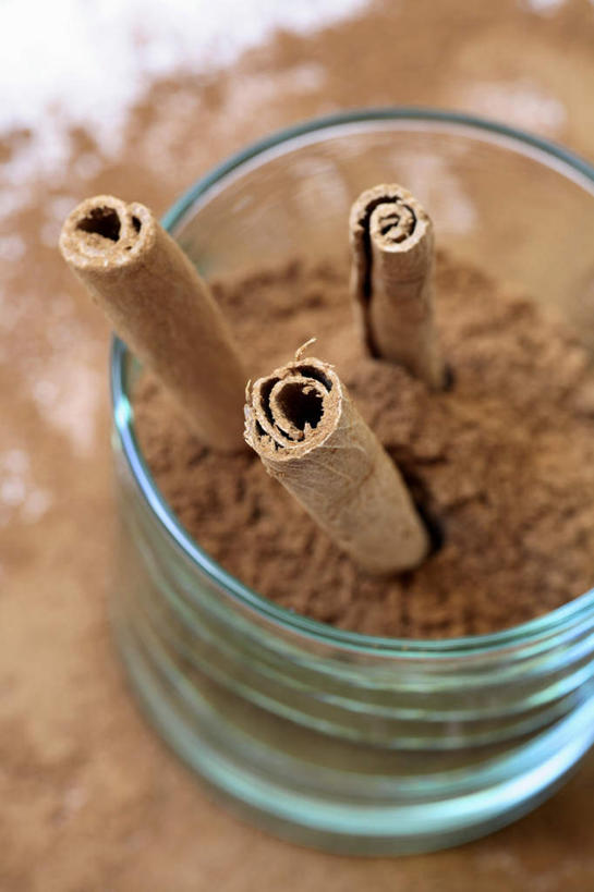 无人,竖图,俯视,室内,特写,白天,餐桌,桌子,杯子,阴影,朦胧,模糊,反射,影子,调味,香料,佐料,食品,糖,糖果,蛋卷,甜点,甜品,肉桂,玻璃制品,食物,三个,一个,水杯,甜食,巧克力,摄影,影棚,单个,餐台,朱古力,配料,桂皮,作料,官桂,牡桂,筒桂,香桂,玉桂,奶油蛋卷,瑞士蛋卷,玻璃杯,彩图,高角度拍摄,影棚拍摄,拍摄