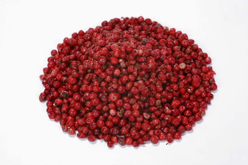 无人,横图,俯视,室内,特写,白天,白色背景,餐桌,桌子,一堆,许多,阴影,堆叠,堆积,反射,影子,调料,调味,香料,佐料,调味品,调味料,红色,摄影,影棚,餐台,堆,配料,作料,红胡椒,胡椒,彩图,高角度拍摄,影棚拍摄,拍摄