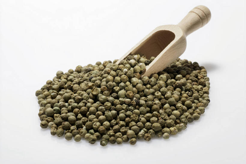 无人,横图,俯视,室内,特写,白天,白色背景,餐桌,桌子,阴影,反射,木制,影子,勺子,青椒,调味,香料,佐料,一个,木制品,调羹,汤匙,摄影,影棚,单个,餐台,花椒,山椒,配料,作料,大花椒,狗椒,红花椒,青花椒,蜀椒,香椒,红椒,彩图,高角度拍摄,影棚拍摄,拍摄