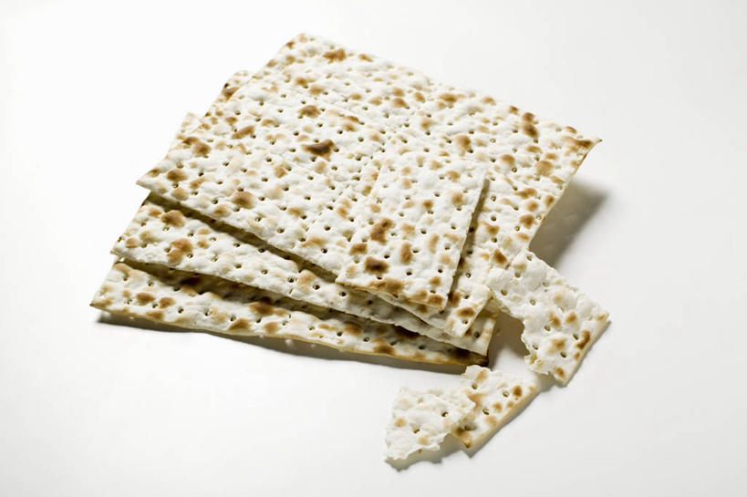 点心,无人,横图,俯视,室内,特写,白天,白色背景,餐桌,桌子,一排,许多,阴影,整齐,反射,影子,食品,很多,食物,排列,饼干,零食,摄影,影棚,餐台,堆,队列,彩图,高角度拍摄,影棚拍摄,拍摄,黑麦薄脆饼