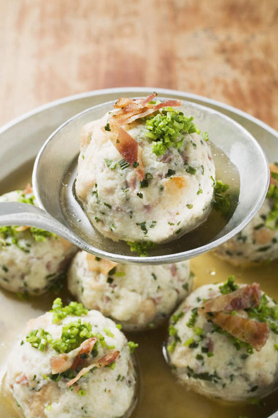 无人,竖图,俯视,室内,特写,白天,烹饪,餐桌,桌子,蔬菜,厨具,金属制品,一把,许多,阴影,新鲜,反射,金属,木制,锅子,滤器,影子,勺子,调料,酱料,酱汁,肉,汤,佐料,食品,案板,调味品,调味料,锅,猪肉,酱,肉类,砧板,食物,一个,木制品,台布,有机食品,绿色食品,单个,餐台,锅具,肉圆,肉食,漏勺,烹饪用具,豚肉,烹调用具,烹调,彩图,高角度拍摄