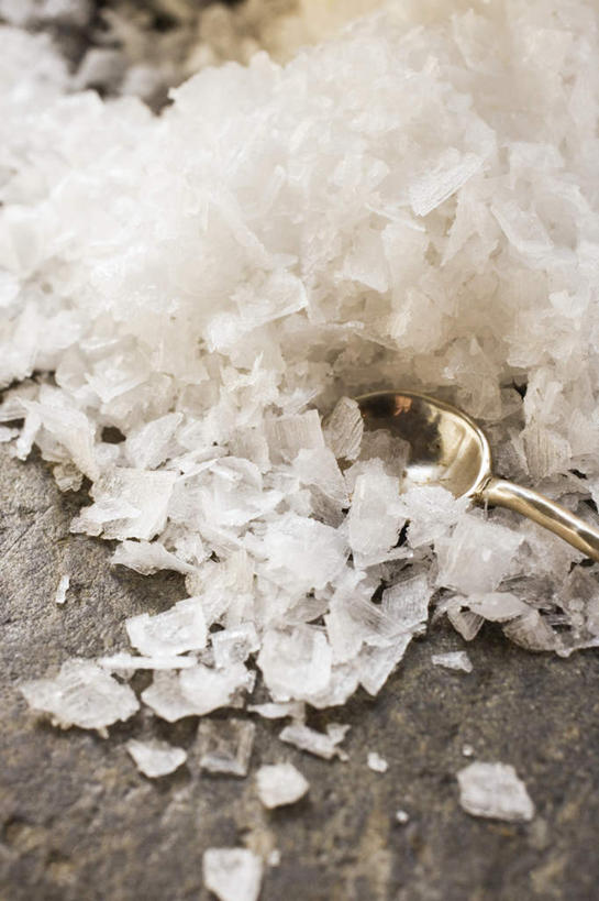 无人,竖图,俯视,室内,特写,白天,桌面,桌子,一堆,阴影,堆叠,堆积,反射,木制,影子,调料,盐,调味品,调味料,食盐,木制品,堆,彩图,高角度拍摄